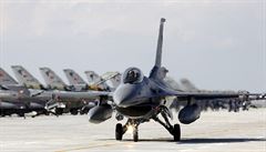 Prezident Erdogan nadil hldky letadel F-16 nad Tureckem
