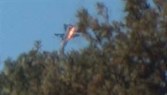 Ruský letoun Su-24 se ítí v plamenech k zemi (snímek z videozáznamu).