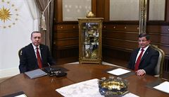 Turecký prezident Erdogan (vlevo) a premiér Davutoglu na mimoádné schzce v...