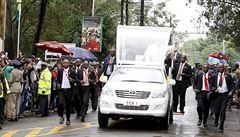 Ochranka steí papee bhem jeho cesty na mi v Nairobi.