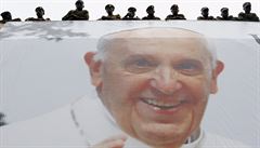 Ketí vojáci u obího transparentu s portrétem papee Frantika.