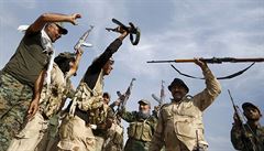 íitské milice provolávají bojová hesla severovýchodn od iráckého Bajdí.