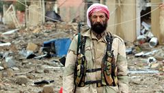 Jezídský dobrovolný bojovník ve znovudobytém Sindáru.