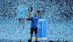 Novak Djokovi s trofejí pro vítze Turnaje mistr.