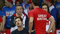 Murray pijímá rady od trenéra britského daviscupového týmu Leona Smithe.