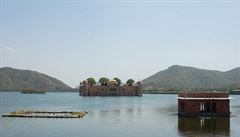 Vodní palác na kraji Dajpuru.