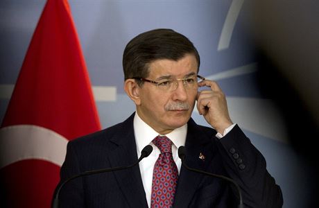 Turecký premiér Ahmet Davutoglu promluvil o sesteleném ruském letadle.