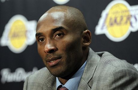 Kobe Bryant z Los Angeles Lakers na tiskov konferenci, kde mluvil o chystanm...