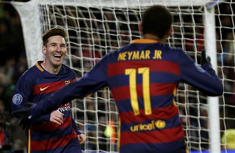 Lionel Messi a Neymar z Barcelony slav gl v zpase Ligy mistr proti AS m.