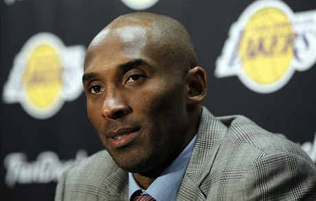 Kobe Bryant z Los Angeles Lakers na tiskové konferenci, kde mluvil o chystaném...
