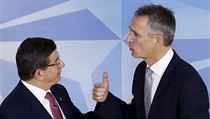 Tureck premir Davutoglu (vlevo) a generln tajemnk NATO Stoltenberg.