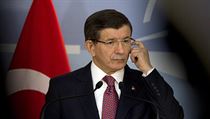 Tureck premir Ahmet Davutoglu promluvil o sestelenm ruskm letadle.
