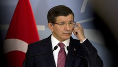 Turecký premiér Ahmet Davutoglu promluvil o sesteleném ruském letadle.