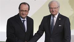 Francouzský prezident Francois Hollande se zdraví se védským králem Carlem...
