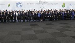 Svtoví státníci pózují pro fotografy na klimatické konferenci OSN.