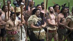 Maorská tradice na pohbu Jonaha Lomu.