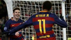 Lionel Messi a Neymar z Barcelony slaví gól v zápase Ligy mistr proti AS ím.