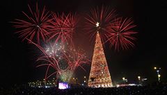 Slavnostní rozsv�cení váno�ního stromu ve m�st� filipínském m�st� Palawan.