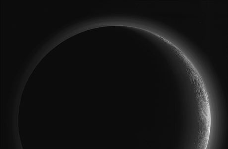 Odvrácená strana Pluta na fotografii NASA.