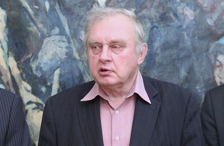 Miloslav Ransdorf (KSM) ped novinái.