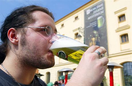 Zelené pivo na Zelený tvrtek. to je ji tradiní marketingový tah brnnského...
