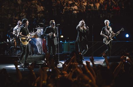 U2 a Patti Smith na paíském koncert 6. prosince 2015.