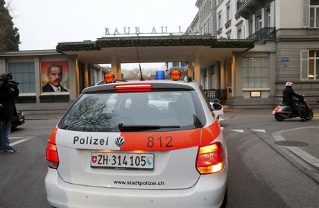 Policie zasahovala ped hotelem v Curychu, kde se ubytovali fotbalov...