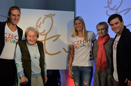 Zleva skifaka Mirka Topinková Knapková, Dana Zátopková, tenistka Andrea...