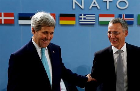 Americk ministr zahrani John Kerry (vlevo) s generlnm tajemnkem NATO...
