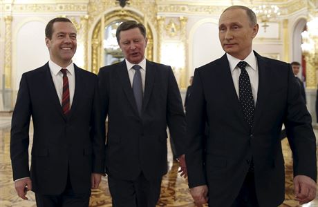 Mocn trojka. Zleva rusk premir Dmitrij Medvedv, f prezidentsk kancele...
