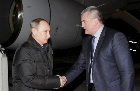 Vladimir Putin se po pletu do Simferopolu zdrav s fem prokremelskho...