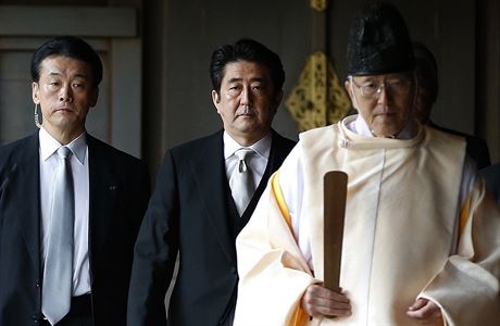 Japonský premiér inzó Abe (uprosted) na návtv ve svatyni Jasukuni.