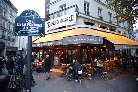 Zákazníci se po útocích vrátili do kavárny A La Bonne Biere.