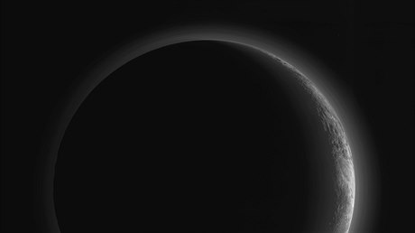 Odvrácená strana Pluta na fotografii NASA.