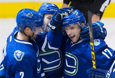 Hrái Vancouver Canucks' slaví Vrbatv tetí gól. Zleva: Dan Hamhuis,, Brandon...