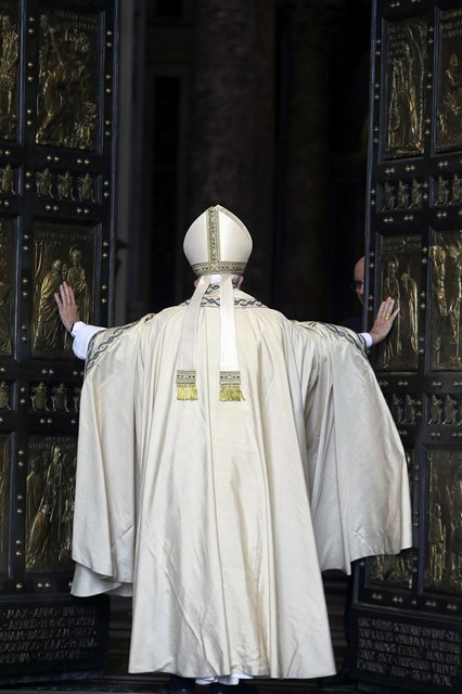 Papež František při otevření Svaté brány ve Vatikánu.