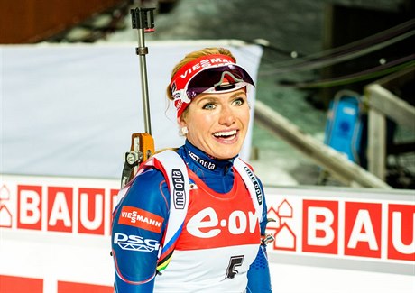 Gabriela Soukalová v cíli vytrvalostního závodu v Östersundu.