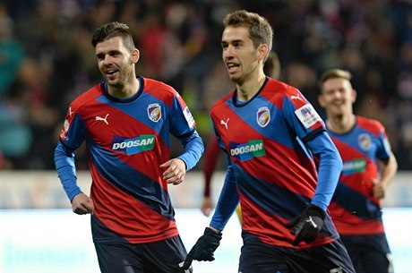 Tomá Hoava (vpravo) a Michal uri z Plzn se radují z gólu.