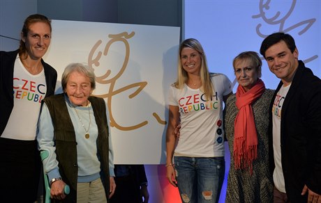 Zleva skifaka Mirka Topinková Knapková, Dana Zátopková, tenistka Andrea...