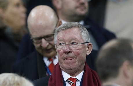 Sir Alex Ferguson sleduje své bývalé svence z Manchesteru United v utkání s...