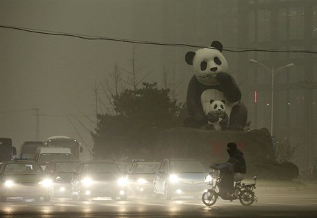 ínskou metropoli Peking trápí pátým dnem za sebou extrémní zneitní ovzduí....