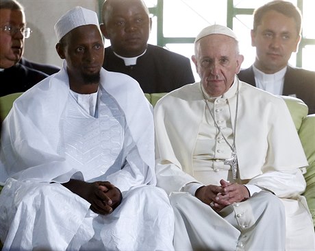 Papež František vedle Tidianiho Moussy Naibiho, imáma mešity Koudoukou ve...