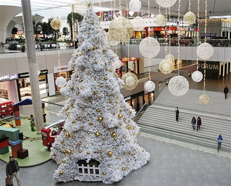 Vánoní strom v nákupním centru - ilustraní foto