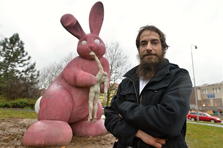 Negativní i pozitivní ohlasy budí v Plzni socha obího rového králíka...