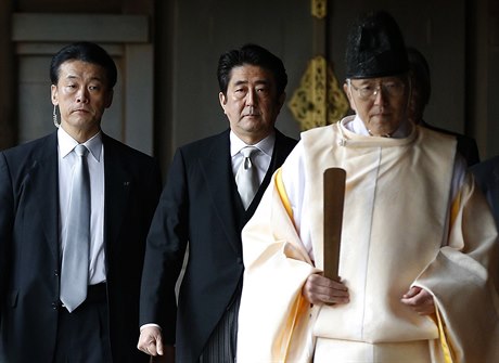 Japonský premiér inzó Abe (uprosted) na návtv ve svatyni Jasukuni.
