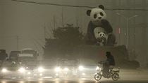 Čínskou metropoli Peking trápí pátým dnem za sebou extrémní znečištění ovzduší....