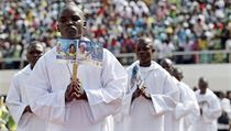 Středoafričtí kněží se účastní mše sloužené papežem na stadionu v Bangui.