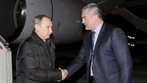 Vladimir Putin se po pletu do Simferopolu zdrav s fem prokremelskho...