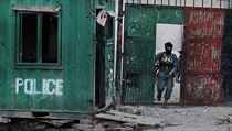 Bezpenostn jednotky na policejn stanici v Kandahru, na ni zatoil Taliban.
