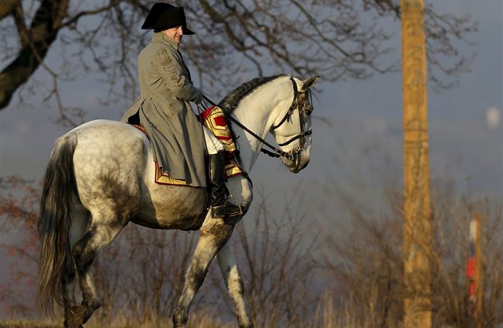 Americký herec Mark Schneider ji popáté jako Napoleon